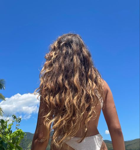 Cabelo ondulado longo Brown Hair Beach Highlights, Summer Beach Hair Color, Blonde Highlights On Wavy Hair, Beachy Highlights Brown Hair, Brown Wavy Hair With Highlights, Highlights On Wavy Hair, Beach Brunette Hair, Beach Hair Aesthetic, Wavy Summer Hair