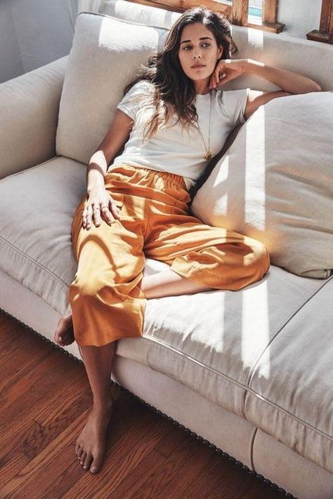 (1) Instagram • Chats Style Inspiration Casual, Sitting Poses, Estilo Chic, Inspiration Mode, Style Chic, Mode Inspiration, Outfit Casual, Look Fashion, Casual Chic