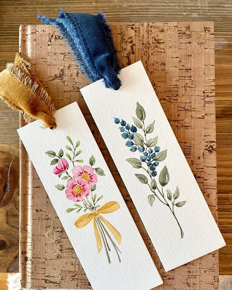 Handmade Bookmarks Diy, Creative Bookmarks, Paper Background Design, Watercolor Books, Watercolor Bookmarks, Diy Bookmarks, Book Markers, Watercolor Flower Art, Watercolor Painting Techniques