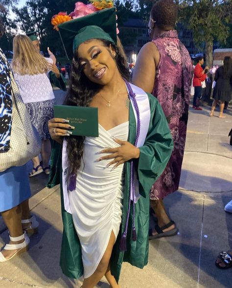 High School Grad Fits, Green Graduation Cap, Graduation Fits, Graduation Dress High School, Engineer Girl, Graduation Outfit College, Graduation Inspiration, High School Graduation Pictures, Successful Lifestyle