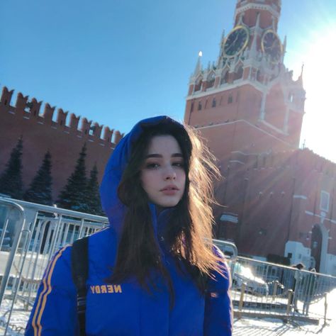 Russian Girl Aesthetic, Pretty Hyunjin, Moscow Girls, Chestnut Hair, Dasha Taran, Best Photo Background, Fashion Goals, Brunette Girl, Korea Fashion