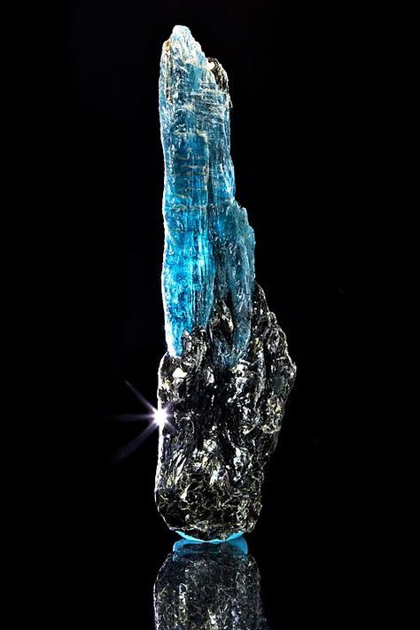 Crystal Aesthetic Wallpaper, Kyanite Crystal, Mineral Jewelry, Crystal Aesthetic, Geology Rocks, Rare Crystal, Beautiful Rocks, Mineral Stone, Minerals And Gemstones