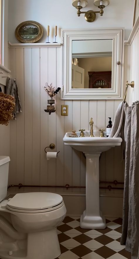 English Cottage Bathroom, Cozy Cottage Interiors, Neutral Bath, Small Downstairs Toilet, Cottage Bathroom Ideas, Cottage Bath, Neutral Bathroom, House Bathrooms, Pretty Bathrooms