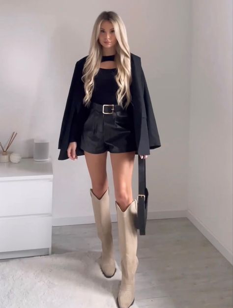 Botas Beige Outfit, Colorfull Style, Ootd Dinner, Lunch Dress, London Outfits, Black Is The New Black, Lunch Dresses, Beige Boots, London Outfit