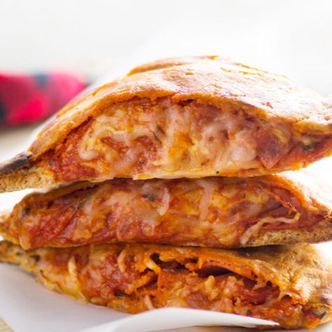 Pita Pocket Pizza, Pizza Pita Pockets, Pizza Pockets Homemade, Pita Pocket Recipes, Pizza Pockets Recipe, Pita Bread Pizza, Stuffed Buns, Happy Money Saver, Pizza Pocket