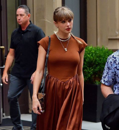 hourly taylor on X: "she’s so beautiful🤎 https://t.co/F7yUhOdHOW" / X Taylor Swift New York, Taylor Swift Makeup, Taylor Swift Legs, Taylor Swift Street Style, Leo Rising, 17 August, Taylor Swift New, Taylor Swift Web, Taylor Swift Outfits