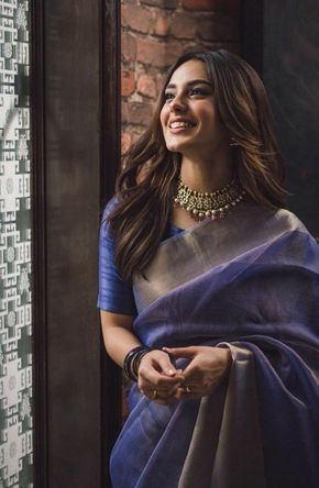 Suno Chanda, Hania Aamir, Indian Sari Dress, Sari Design, Karen Willis Holmes, Iqra Aziz, Modern Saree, Saree Poses, Indian Saree Blouse