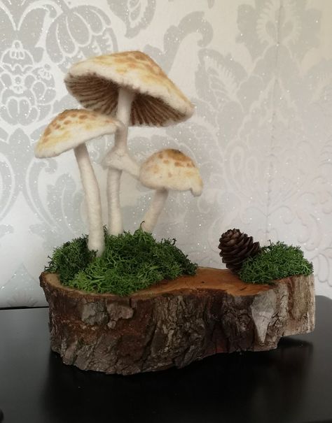 Cottage Core Table, Needle Felted Mushrooms, Felted Mushrooms, Tovad Ull, Felting Techniques, Felt Mushroom, Mushroom Crafts, Needle Felting Diy, Mushroom Fairy