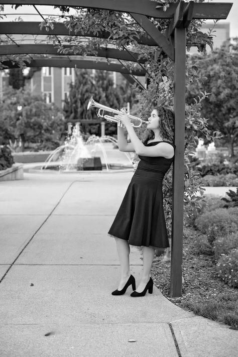 Trumpet Poses Senior Pics, Senior Picture Ideas Band, Band Senior Pictures, Band Poses, Grad Picture Ideas, Senior Portraits Girl, Grad Pic, Country Senior Pictures, Shots Ideas