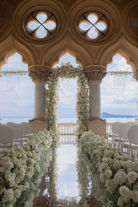 Wedding ceremony with a view - Isola del Garda Peonies Wedding Decoration, Italy Wedding Dress, Italian Wedding Venues, Flower Arrangements Wedding, Dream Marriage, Weddings In Italy, Wedding Alters, Destination Wedding Italy, Wedding Isles