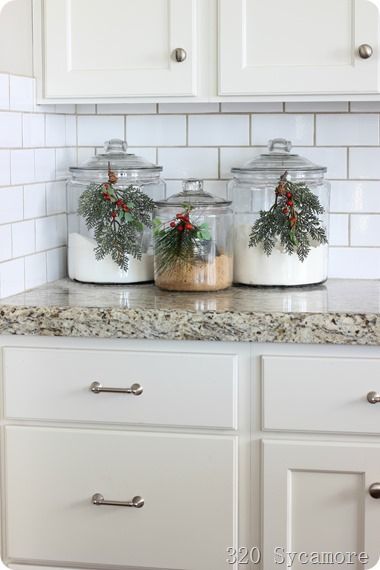 Country Apartment, Outside Christmas Decorations, Deco Table Noel, Christmas Kitchen Decor, Simple Christmas Decor, Christmas Decorations Living Room, White Christmas Decor, Indoor Christmas, Farmhouse Christmas Decor