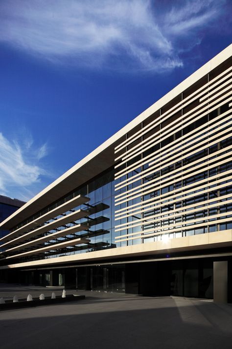 Horizontal Louvres Facade, Horizontal Louver Facade, Horizontal Architecture, Building Skin, Factory Architecture, Facade Architecture Design, Office Building Architecture, Modern Architects, Hospital Design