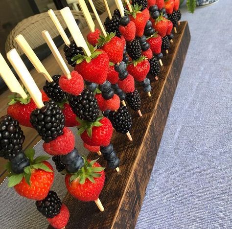 Mini Fruit Skewers Ideas, Strawberry Kebabs Skewers, Unique Kabob Ideas, Skewer Party Food, Elegant Party Snacks, Casino Food Ideas Appetizers, Mini Fruit Skewers, Formal Appetizers, Fruit Sticks Ideas