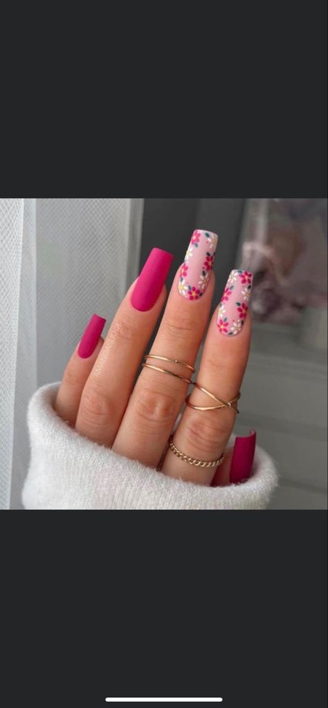 Square Nails Flower Design, Magenta Pink Nails Design, Square Nails Flowers, Raspberry Color Nails, Raspberry Pink Nails, Pink Flower Nail Designs, Magenta Pink Nails, Pink Nails With Flower Design, Quinceañera Nails