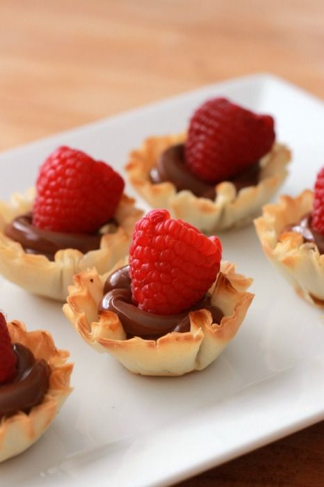 Simple Nutella and Raspberry Fillo Cups | The Crafty Blog Stalker Extreme Milkshakes, Nutella Raspberry, Mini Tartlets, Easy Chocolate Ganache, Easy Chocolate Pudding, Sweater Crafts, Finger Desserts, Phyllo Cups, Alcoholic Punch