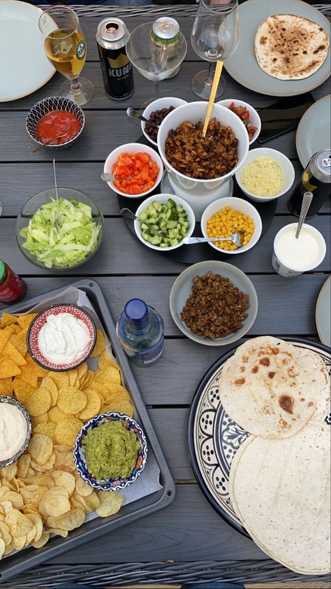 #tacos #tacosparty #tacofriday #party #fromvintagetomodern White People Taco Night, Cocktail Night, Taco Night, College Friends, Pretty Food, Dinner Ideas, Drawing Ideas, Dinner Party, Diner