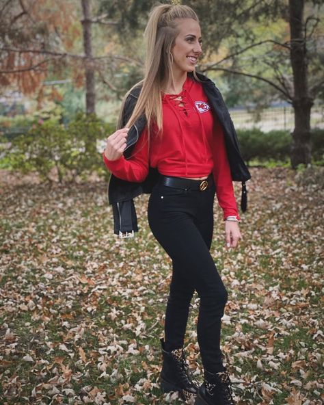 Brittany Matthews on Instagram: “Loving this Fall weather! And loving my new game day gear from Touch by @milano_alyssa! Let’s get this W!! 💯 @fanatics #TeamTouch #ad…” Chiefs Game Day Outfit Fall, Kansas City Chiefs Game Day Outfit, Kansas City Chiefs Outfit Woman, Chiefs Game Day Outfit, Brittany Matthews, Chiefs Game Day, Chiefs Game, Kansas City Chiefs Football, Football Game Outfit