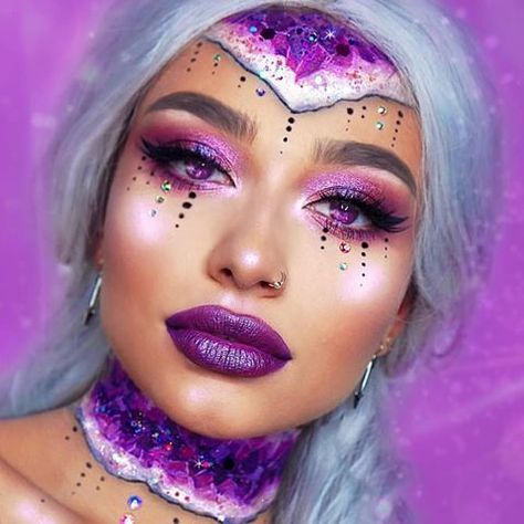 Amethyst Geode makeup by @ritaermin 😍😍 #hudabeautypreciousstones #makeupart #artisticmakeup #bretmansvanity #100daysofmakeup #creativemakeup #mehronmakeup #sfxmakeup #crazymakeups #illusionmakeup #opticalillusion #halloween2018 #halloweenmakeup Blue Makeup Looks With Gems, Makeup Ideas With Gems, Makeup Looks With Gems, Blue Makeup Looks, Crystal Makeup, Mehron Makeup, Face Paint Makeup, Eye Makeup Ideas, Makeup Lovers