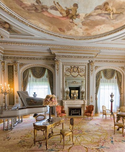 بيوت ملكية, Old Money House, Royal Room, Royal Bedroom, Drawing Room Decor, Palace Interior, Home Decor Ideas Bedroom, Castle Aesthetic, Home Decor Aesthetic