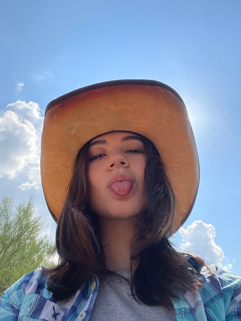 Fotos con sombrero vaquero Playa Ideas, Foto Cowgirl, Summer Photoshoot, Model Poses Photography, Foto Ideas Instagram, Poses For Photos, Casual Style Outfits, Model Poses, My Vibe