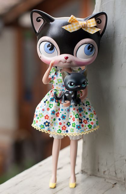 andrea the cat | Flickr - Photo Sharing! love the floral smock dress kitty and yellow buttery ballet pumps,great accessorizing by ceramic cat Lps Hybrid, Lps Cats, Custom Lps, Pose Dolls, Ceramic Cat, Pretty Designs, Cat Doll, Vinyl Toys, Monster High Doll