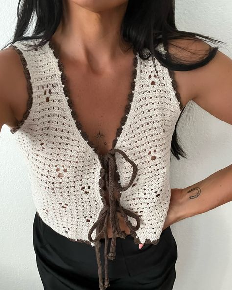 Quick And Easy Crochet Tops, Pretty Crochet Tops, Crochet Clothes Accessories, Crochet Tie Up Top, Crochet Top Modest, Crochet Going Out Top, Crochet Tie Front Vest, Crochet Front Tie Top, Western Fashion Women