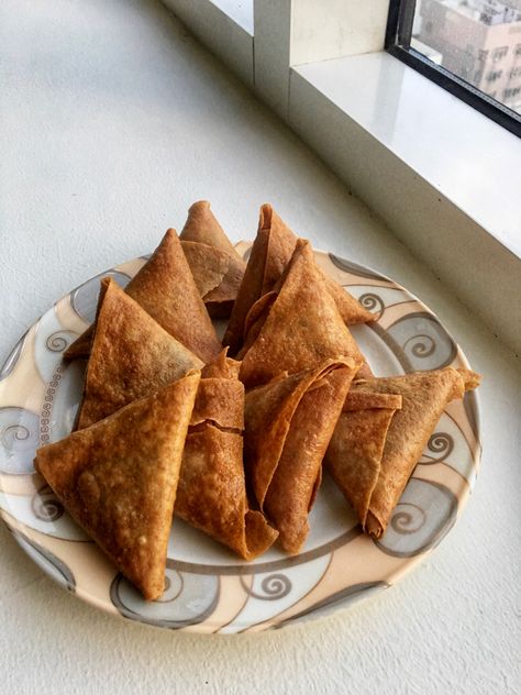 A dash of pomegranate molasses makes this chicken samosas so yummy! Chicken Samosa Recipe, Chicken Samosas, Chicken Samosa Recipes, Chicken Samosa, Lebanese Chicken, Savoury Finger Food, Spicy Gravy, Easy To Make Snacks, Indian Chicken Recipes