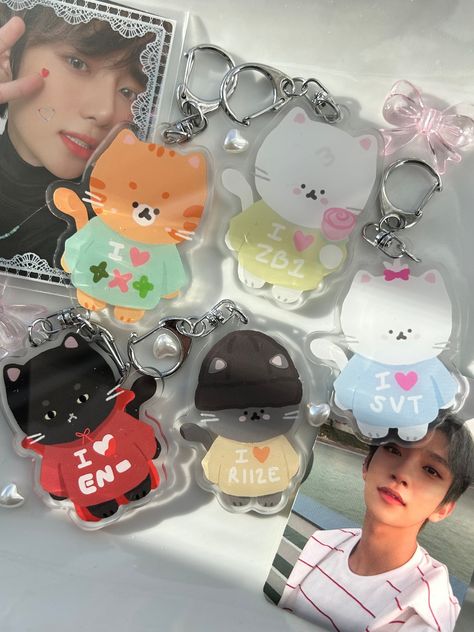 cute k-pop inspired kitty cat keychains! kpop kitty gang [version 2!] is here 🐱✨ double sided, charm size: ~2.5 inches, chain length: ~ 1.65 inches these cats loves kpop and so do we. perfect for MOAs, ENGENEs, CARATs, BRIIZEs, ZEROSEs, subtle k-pop merch enjoyers, cat lovers, or all of the above. self-designed by Seom Studio. K Pop Accessories, K Pop Merch, Enhypen Seventeen, Kitty Gang, Txt Enhypen, Keychain Charm, Drawing For Beginners, Kpop Merch, Self Design