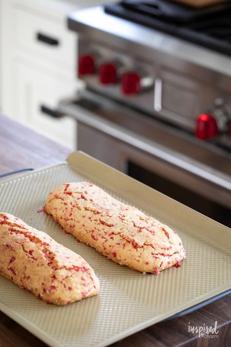 Celebrate the holiday spirit with these homemade Peppermint Biscotti – a delightful treat for any Christmas occasion. Their crunchy texture, combined with the sweet taste of chocolate and peppermint, makes them a hit at holiday gatherings, a perfect companion to your morning coffee, or a special gift for loved ones. Chocolate Peppermint Shortbread Cookies, Chocolate Peppermint Biscotti, Cookie Recipes Peppermint, Christmas Cookies Peppermint Chocolate, Peppermint Biscotti, Peppermint Treats, Peppermint Recipes, Christmas Cookie Box, Biscotti Recipe