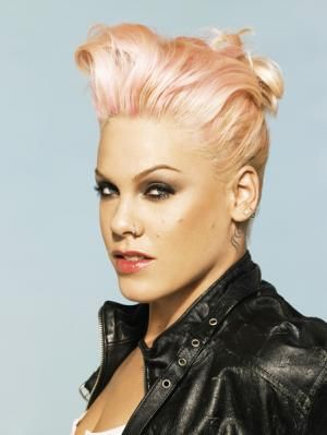 i love pink !! this is a beautiful woman!! love her rock star attiude!! Amazing singer!! Alecia Moore, Alecia Beth Moore, Billy B, Pink Singer, Pink Workout, Celebrity Workout, Pink Photo, Pop Punk, Looks Style