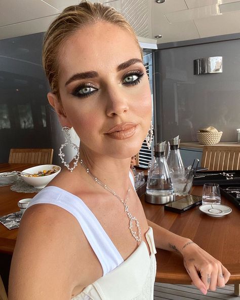 Brown Eyeshadow Looks, Bridal Makeup For Blondes, Chiara Ferragni Style, Chic Glasses, Makeup For Blondes, Black Eyeshadow, Beauty Guide, Eyeliner Looks, Celebrity Makeup