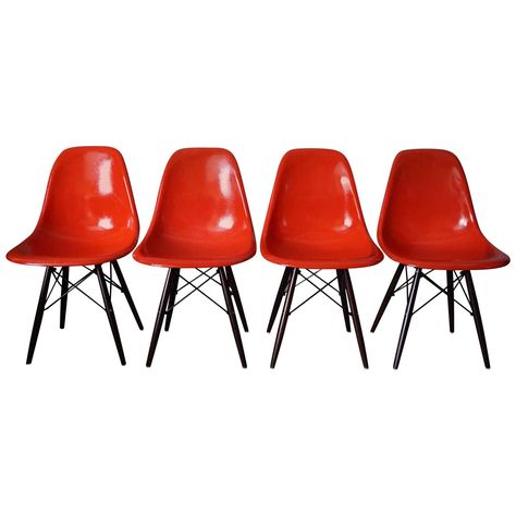 Red DSW Chairs by Charles and Ray Eames, 1950s, Set of Four 1 Eames Dining, American Dining Room, Charles Ray Eames, Dsw Chair, Retro Interior Design, Charles And Ray Eames, Iconic Chairs, Vintage Cherry, Charles Ray