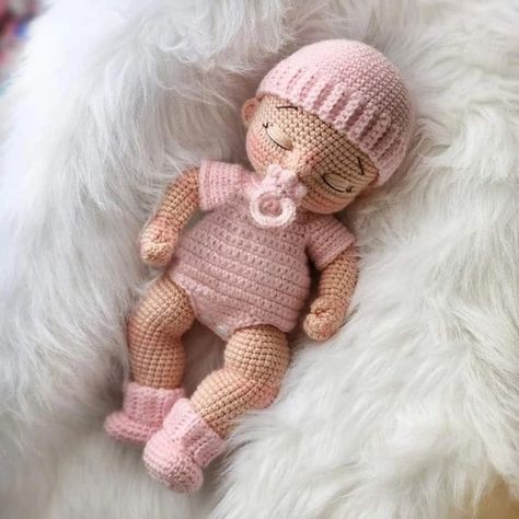 Crochet Doll Tutorial, Baby Doll Pattern, Crochet Disney, Crochet Dolls Free Patterns, Crochet Keychain Pattern, Doll Sewing Patterns, Fun Crochet Projects, Diy Crochet Projects, Crochet Doll Pattern