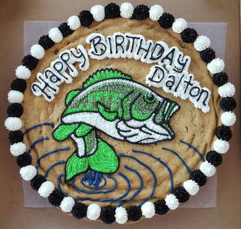 Large mouth bass cookie cake. Fishing Cookie Cake, Cookie Cake Birthday Designs Boy, Cookie Cake For Men, Chocolate Chip Pizza, Bass Recipes, Bday Cookies, Message Cookies, Pizza Cookie, Giant Cookies