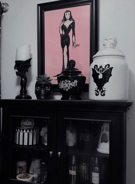 Goth Decor Living Room, Modern Dining Room Table Decor, Black Home Aesthetic, Goth Bathroom Decor, Dark Home Aesthetic, Renter Friendly Decorating, Pink And Black Bathroom, Halloween Living Room, Pink Goth