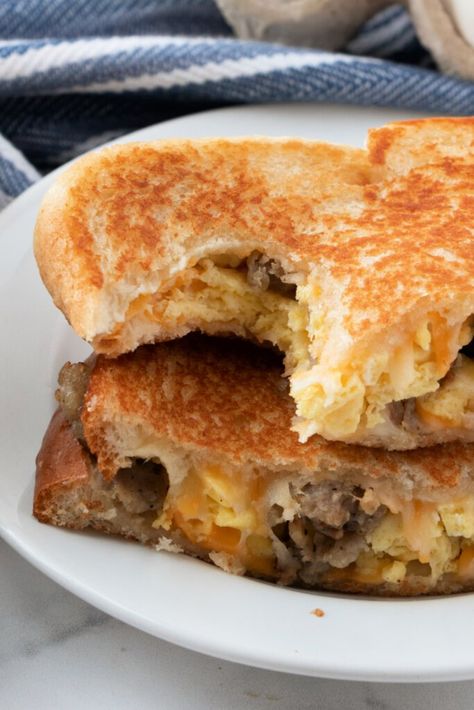 Breakfast Grilled Cheese, Grilled Cheese Recipes Gourmet, Gourmet Grilled Cheese Sandwich, Grill Breakfast, Eggs And Cheese, Grilled Cheese Recipe, Gourmet Grilled Cheese, Gourmet Grilling, Scrambled Eggs Recipe