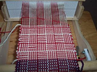 Franco's Fiber Adventure: Log Cabin pattern scarf on Cricket Loom White Log Cabin, Cricket Loom, Log Cabin Pattern, Rigid Heddle Weaving Patterns, Weaving Patterns Design, Weaving Scarfs, Patons Classic Wool, Rigid Heddle Weaving, Diy Textiles