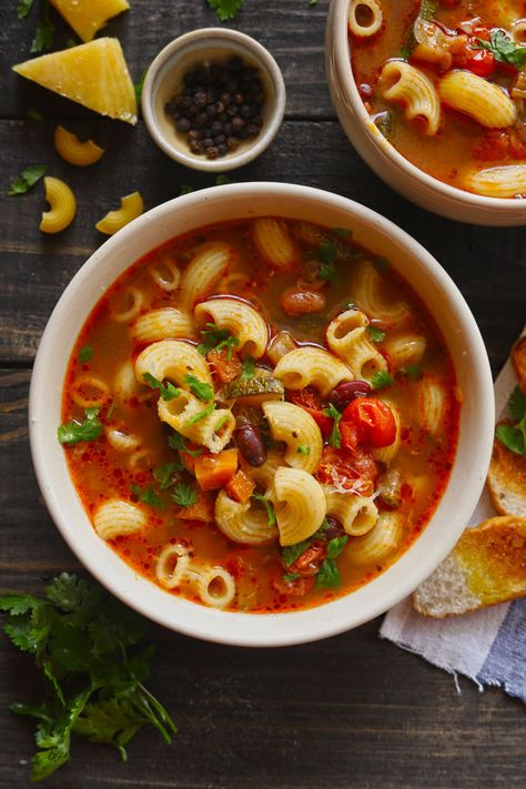 This 30-minute classic Italian vegetable pasta soup is guaranteed to warm your soul and get your taste buds dancing via funfoodfrolic.com Vegetable Pasta Soup, Soup Minestrone, Soup Restaurant, Minestrone Soup Recipe, Italian Soup, How To Cook Beans, Pasta Soup, Vegetable Pasta, Minestrone Soup