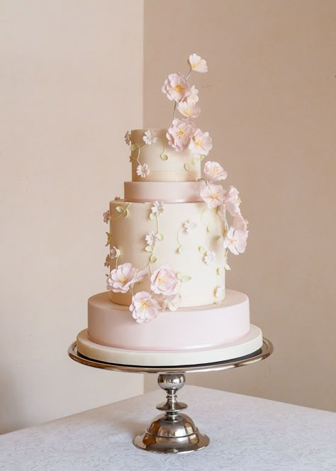 Butterfly Wedding Cake, White And Gold Wedding Cake, Elaborate Cakes, Vegan Wedding Cake, Artist Cake, Pretty Wedding Cakes, Wedding Cakes Ideas, Big Wedding Cakes, London Cake