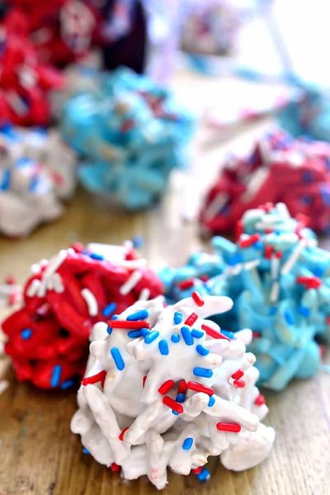 Red, White & Blue Fireworks Treats & Giveaway! | | Lemon Tree Dwelling Ice Cream Sandwich Cookies, Blue Party Foods, Red White Blue Food, Red White And Blue Desserts, Cream Sandwich Cookies, July Desserts, Blue Fireworks, Patriotic Desserts, Fourth Of July Decorations