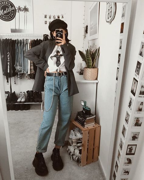 Grunge Outfits Blue Jeans, Blue Jeans Grunge Outfit, Jeans Grunge Outfit, Outfits With Blue Jeans, Alt Mom, Blue Emojis, Ootd Outfit Ideas, Jeans Grunge, Alt Outfits