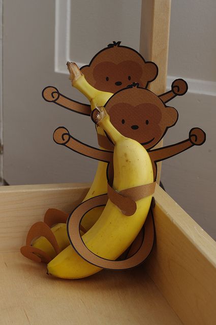 Too bad there is no template.  Will have to figure one out!Banana monkeys | Flickr - Photo Sharing! Healthy Birthday Treats, Healthy Birthday, Zoo Birthday, Cute Snacks, A Monkey, Safari Party, Birthday Treats, Kids Snacks, Diy Easter Decorations