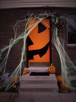 Here are a few silly and simple ideas for decorating your front doors for Halloween.                                                                                                                                                                                 More Porta Halloween, Halloween Classroom Door, Diy Halloween Dekoration, Halloween Front Door Decorations, Dekorasi Halloween, Halloween Front Doors, Dollar Tree Halloween, Casa Halloween, Halloween Classroom