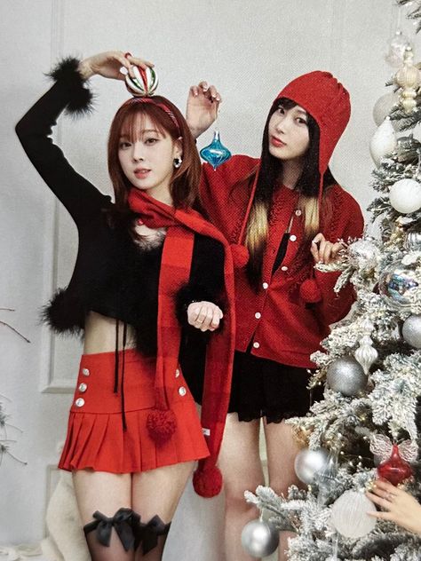 winter & giselle Winter Giselle, Giselle Winter, Giselle Aespa, Christmas Icons, Anime Monochrome, I Love Girls, Beautiful World, Kpop Idol, South Korean Girls