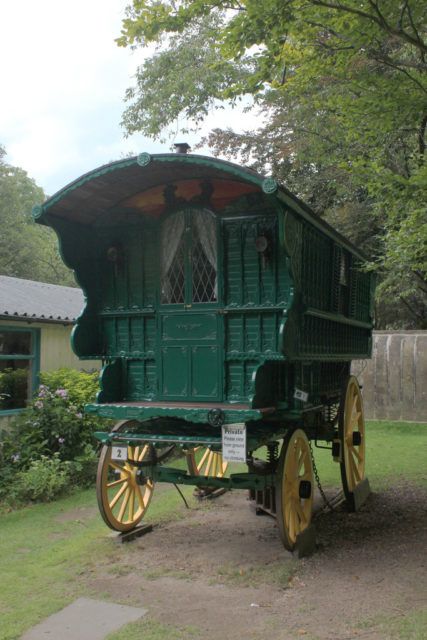 The traditional horse-drawn wagons used by British Romani Romani People, Horse Drawn Wagon, Shepherds Hut, Horse Drawn, Wagons, Yorkie, The Vintage, Caravan, Photo Gallery