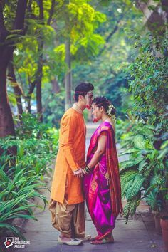 Wedding Photo Ideas Indian, Wedding Couple Dress, Maharashtrian Brides, Indian Rituals, Photography Stills, Maharashtrian Bride, Maharashtrian Wedding, Indian Wedding Pictures, Poses Photoshoot