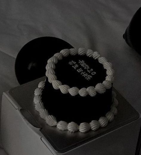 Enhypen Pic, Black Dessert, Cake For Him, Birthday Cake For Him, Basic Cake, Birthday Ideas For Her, Small Cakes, My Bday, Pretty Birthday Cakes