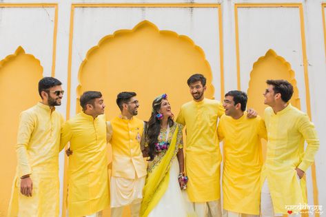 Haldi Group Photos, Groom Haldi Photoshoot, Haldi Groom, Haldi Photography Ideas, Group Photo Shoot, Haldi Pose, Groom Haldi, Haldi Shoot, Haldi Photos