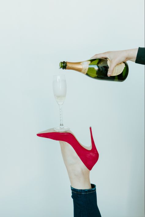 Valentines Day Shoot Ideas, Champagne Photoshoot, Champagne Pictures, Wine Glass Pictures, Prop Idea, Champagne Photography, Wine Pics, Champagne Art, Gin And Tonic Glasses