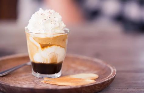 Espresso con panna Espresso Con Panna, Whipped Cream Coffee, Different Coffee Drinks, Types Of Coffee Drinks, Starbucks Drink Menu, Whipped Cream Desserts, Different Coffee, Caffe Mocha, Shot Of Espresso